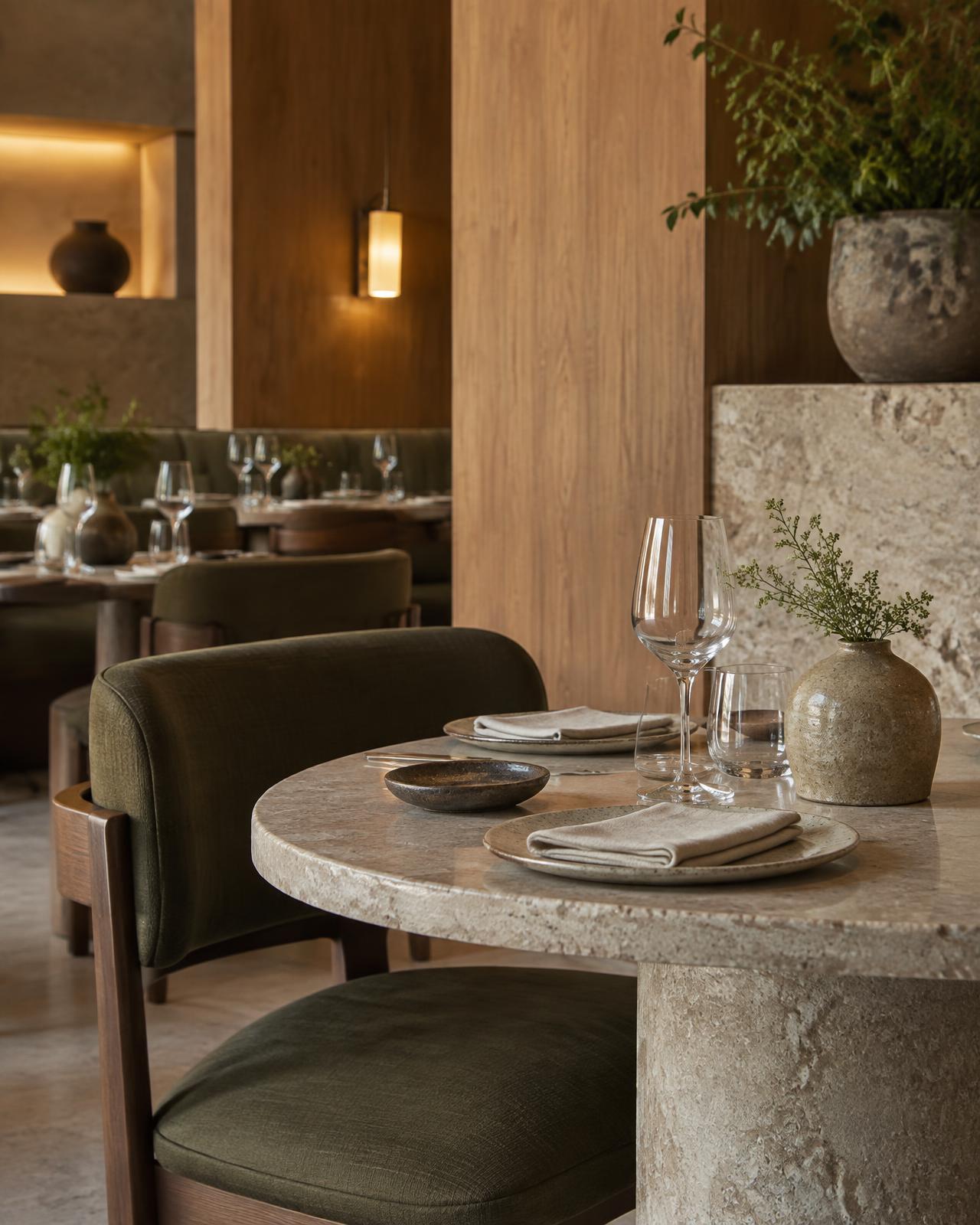 Mesa em restaurante com materiais naturais